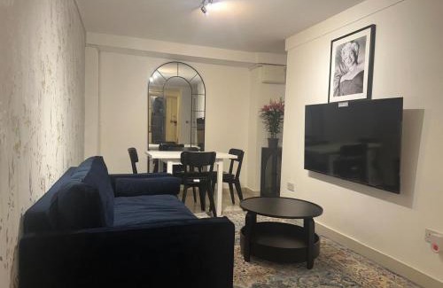 Ravenscourt Park Apartment | stylish Garden-level flat in Chiswick