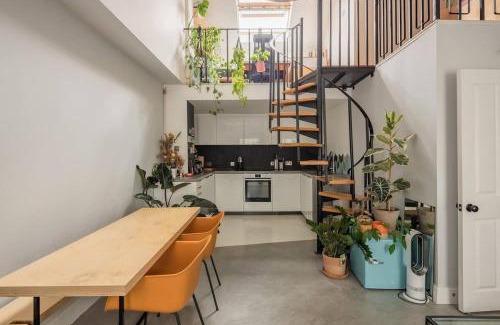 Homerton Apartment | Stylish Georgian loft 3beds in London