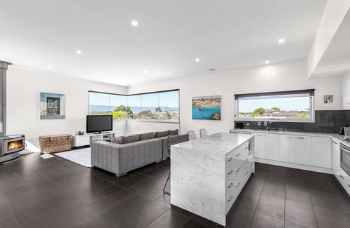 St Leonards House | Stylish getaway near beach with stunning sunsets