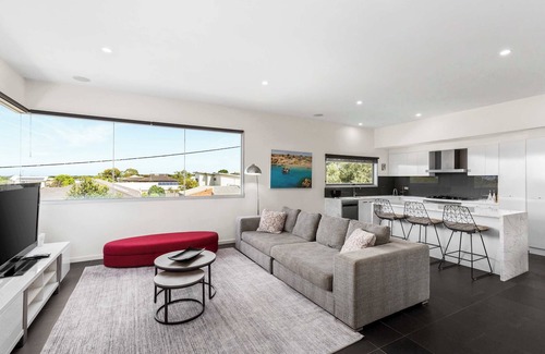 St Leonards House | Stylish getaway near beach with stunning sunsets