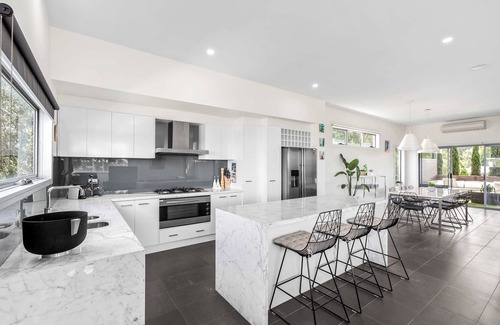 St Leonards House | Stylish getaway near beach with stunning sunsets