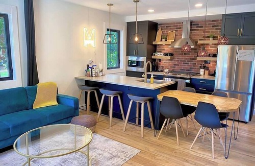 Kingsville House | Stylish Getaway w/putting green, bbq, fire-pit, smart TVs | Walk to restaurants