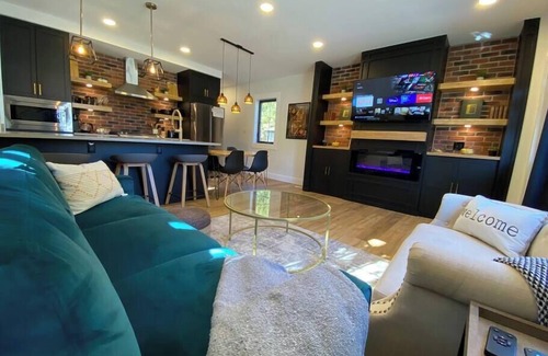 Kingsville House | Stylish Getaway w/putting green, bbq, fire-pit, smart TVs | Walk to restaurants