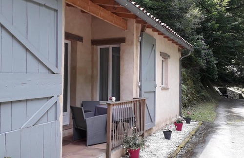 Boissezon Cottage | Stylish Gite in Picturesque Medieval Village - Ideal For Cyclists and Walkers