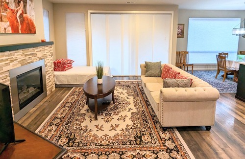 Silver Lake House | Stylish Gorgeous Quiet Residential Home near Mill Creek