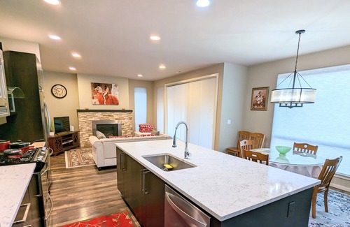 Silver Lake House | Stylish Gorgeous Quiet Residential Home near Mill Creek
