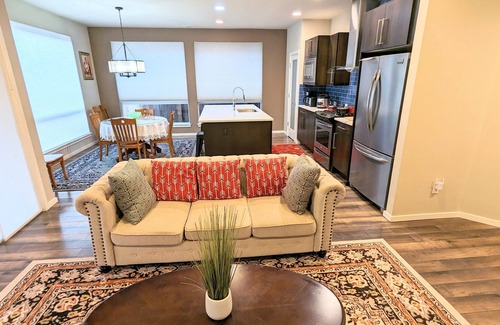 Silver Lake House | Stylish Gorgeous Quiet Residential Home near Mill Creek