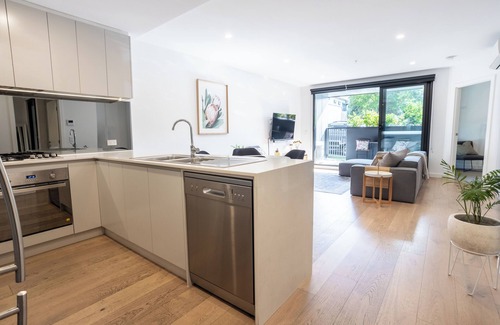 Heidelberg Apartment | Stylish Ground-floor stay near Austin Hospital - Walk to Cafes & Yarra Trails