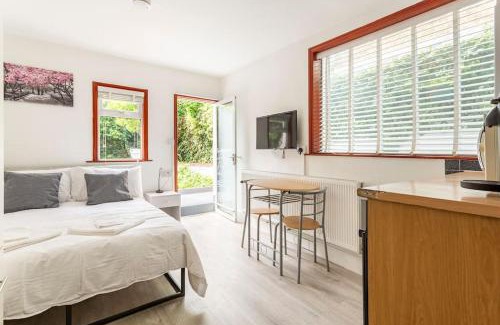 Askew Apartment | Stylish Ground Floor Garden Flat nr Central London