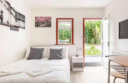 Askew Apartment | Stylish Ground Floor Garden Flat nr Central London