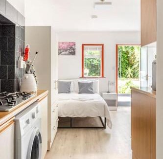 Askew Apartment | Stylish Ground Floor Garden Flat nr Central London