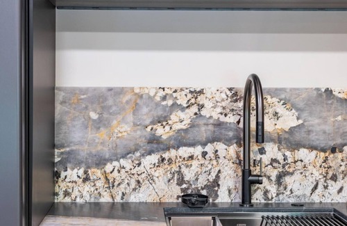 Sandy House | Stylish Guest Home with Garden and Mountain View