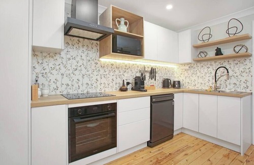Belrose Apartment | Stylish Guesthouse in the Heart of Belrose