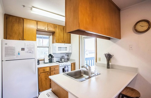 Hood River Condo | Stylish Haven - 1 Bedroom, 2 Bathrooms - Upstairs Condo Blocks From Downtown