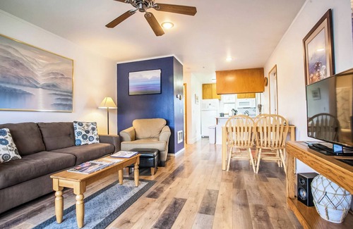Hood River Condo | Stylish Haven - 1 Bedroom, 2 Bathrooms - Upstairs Condo Blocks From Downtown