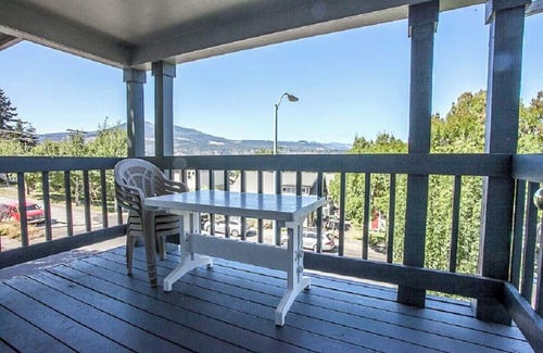 Hood River Condo | Stylish Haven - 1 Bedroom, 2 Bathrooms - Upstairs Condo Blocks From Downtown