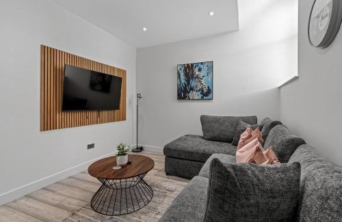 Swindon Apartment | Stylish Haven - 2 min from Station - Free Parking - Courtyard