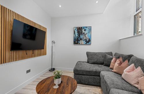 Swindon Apartment | Stylish Haven - 2 min from Station - Free Parking - Courtyard