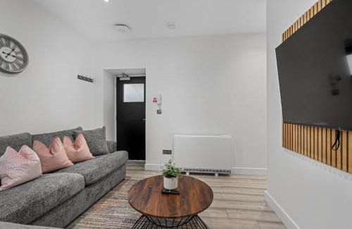 Swindon Apartment | Stylish Haven - 2 min from Station - Free Parking - Courtyard