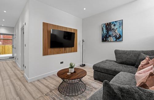 Swindon Apartment | Stylish Haven - 2 min from Station - Free Parking - Courtyard