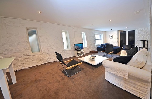 Portland Apartment | Stylish heritage studio in CBD