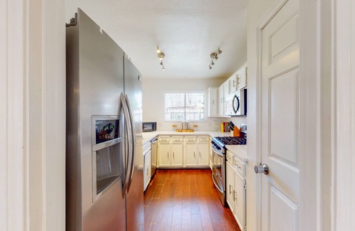 Zilker House | Stylish hideaway dog-friendly with backyard - close to Zilker Park & Downtown