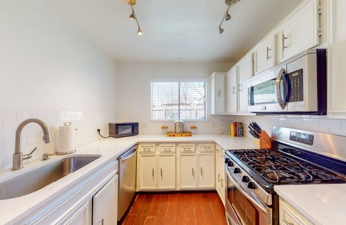 Zilker House | Stylish hideaway dog-friendly with backyard - close to Zilker Park & Downtown