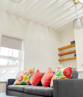 Grand Canal Dock Apartment | Stylish High Ceiling Home in South City Center