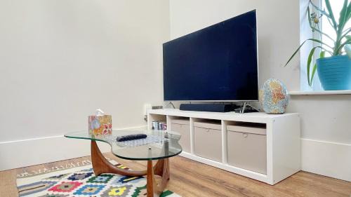 Grand Canal Dock Apartment | Stylish High Ceiling Home in South City Center