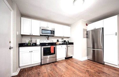 Wilmington Apartment | Stylish Historic Apartment - Queen Bed, Fast WiFi, Easy Parking!