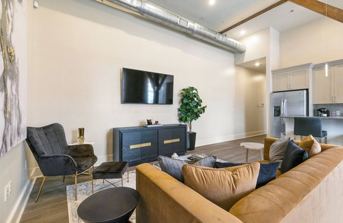 Central Business District Condo | 🖤⚜️STYLISH + HISTORIC Downtown Corner Condo Enjoy City views from your wrap around Balcony!