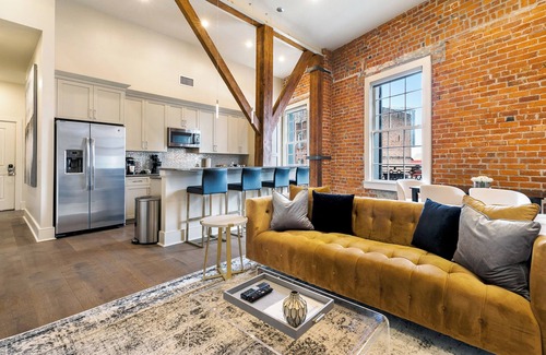 Central Business District Condo | 🖤⚜️STYLISH + HISTORIC Downtown Corner Condo Enjoy City views from your wrap around Balcony!