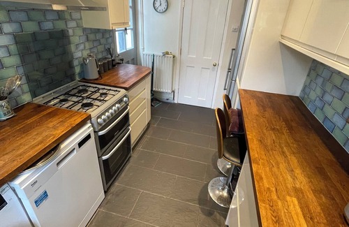 Brighton House | Stylish home with garden . Located near pubs, parks beach and town.