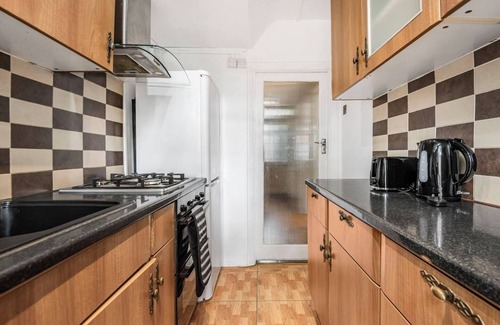 New Malden Apartment | Stylish Home in New Malden: Comfort and Tranquility