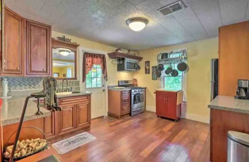 Mayville House | Stylish Home Near CHQ Institution & Lake Side Park-Back Yard for Entertaining