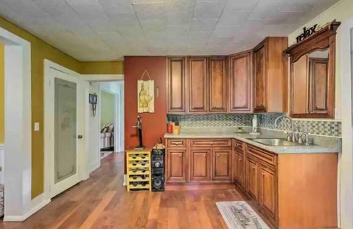 Mayville House | Stylish Home Near CHQ Institution & Lake Side Park-Back Yard for Entertaining