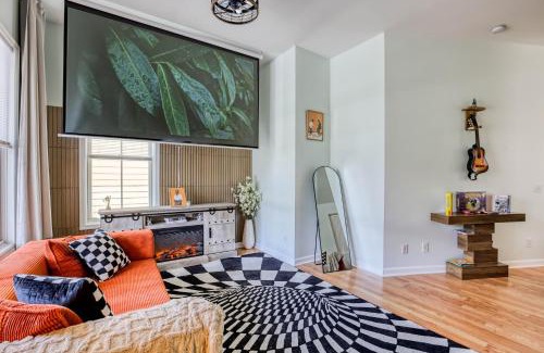 Metropolitan House | Stylish Home Near DT & River St - 2 King Beds - Massage Chair - Games