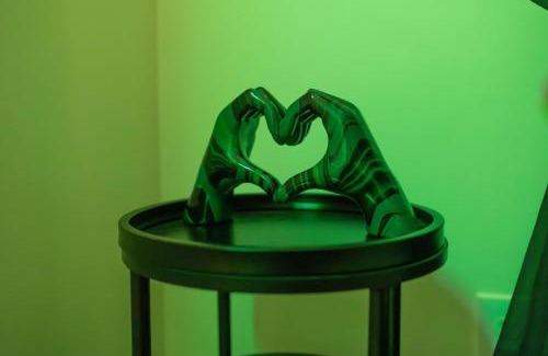 Metropolitan House | Stylish Home Near DT & River St - 2 King Beds - Massage Chair - Games