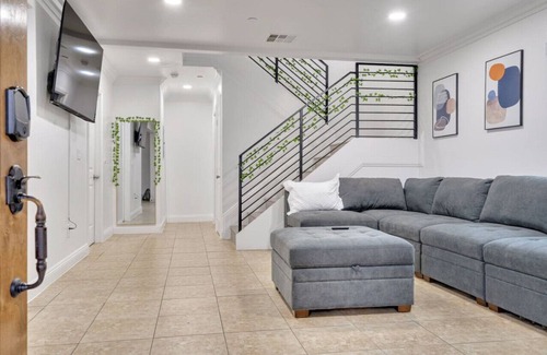 Lennox House | Stylish home near LAX & SOFI