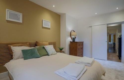 Coldharbour Apartment | Stylish Home - Ten Mins to Central London
