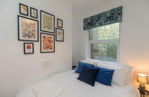 Coldharbour Apartment | Stylish Home - Ten Mins to Central London
