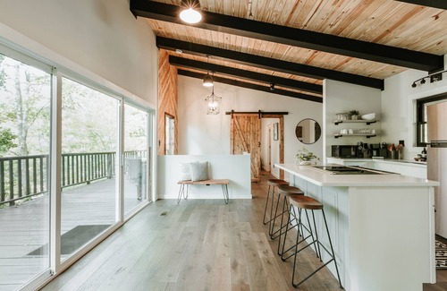 Townsend Cabin | Stylish Home w/Hot Tub in Laurel Valley!