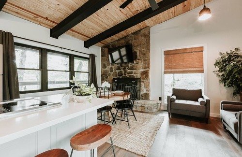 Townsend Cabin | Stylish Home w/Hot Tub in Laurel Valley!
