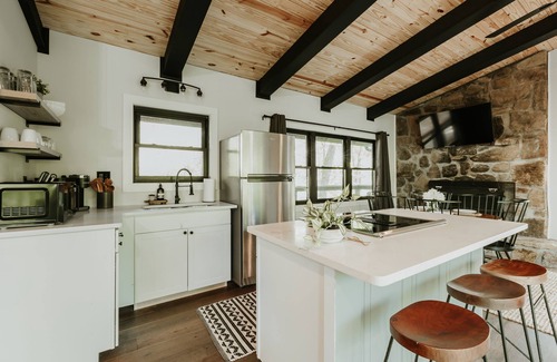 Townsend Cabin | Stylish Home w/Hot Tub in Laurel Valley!