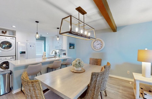 Palmetto Dunes Condo | Stylish Home w/Private Deck, Shared Pool, and access to Dining and Shopping