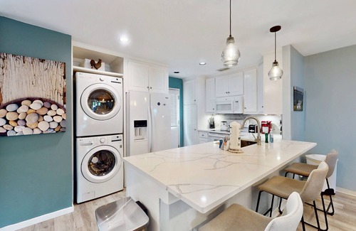Palmetto Dunes Condo | Stylish Home w/Private Deck, Shared Pool, and access to Dining and Shopping