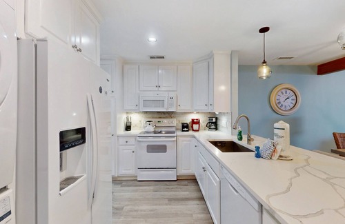 Palmetto Dunes Condo | Stylish Home w/Private Deck, Shared Pool, and access to Dining and Shopping