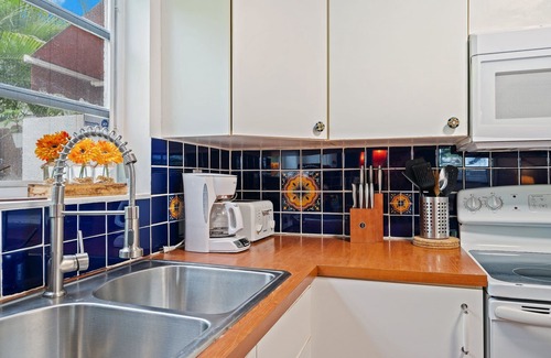 Coral Way House | Stylish House by Grove Central. Private Patio BBQ. 5mi Beach