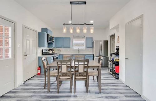 Flower Mound House | Stylish House w playset ,Game room &BBQ near DFW airport ,Gaylord sleeps 10-14