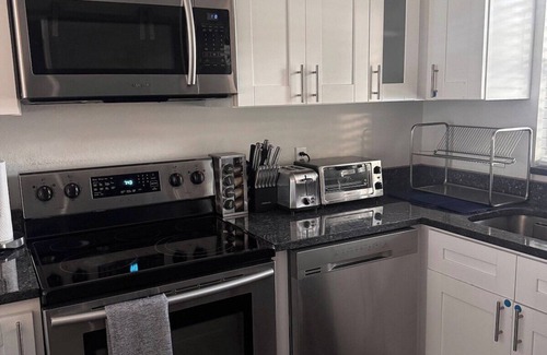 North Hyde Park House | Stylish Hyde Park Gem | Near Riverwalk & Bayshore